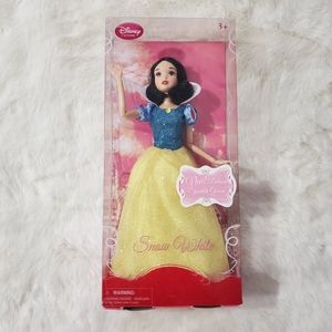 Disney Store Snow White Doll 2011 deluxe sparkle gown